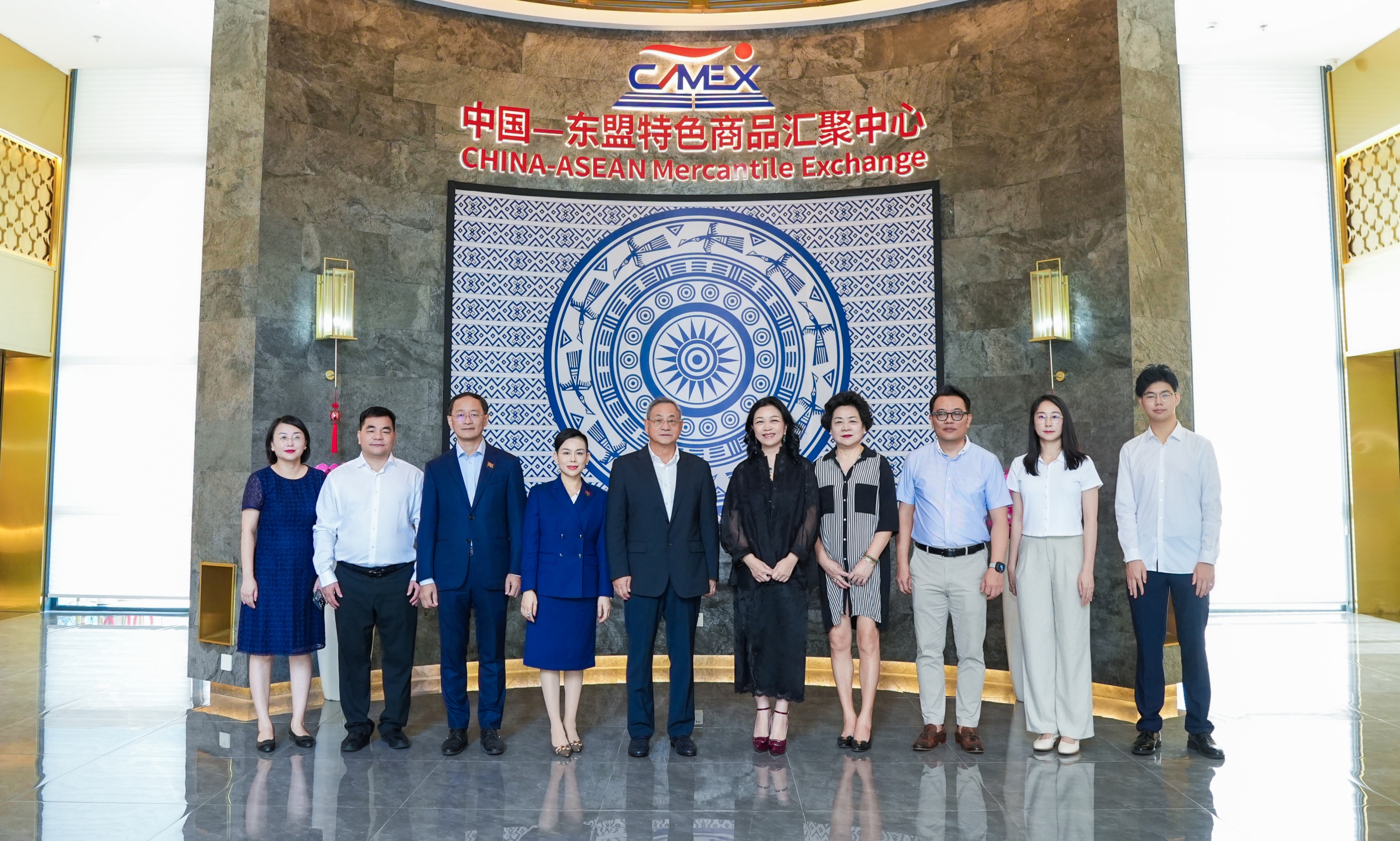 柬埔寨RCEP產(chǎn)業(yè)合作委員會(huì)及柬埔寨國(guó)際商會(huì)青年發(fā)展處一行到匯聚中心、水果交易中心參觀(guān)考察