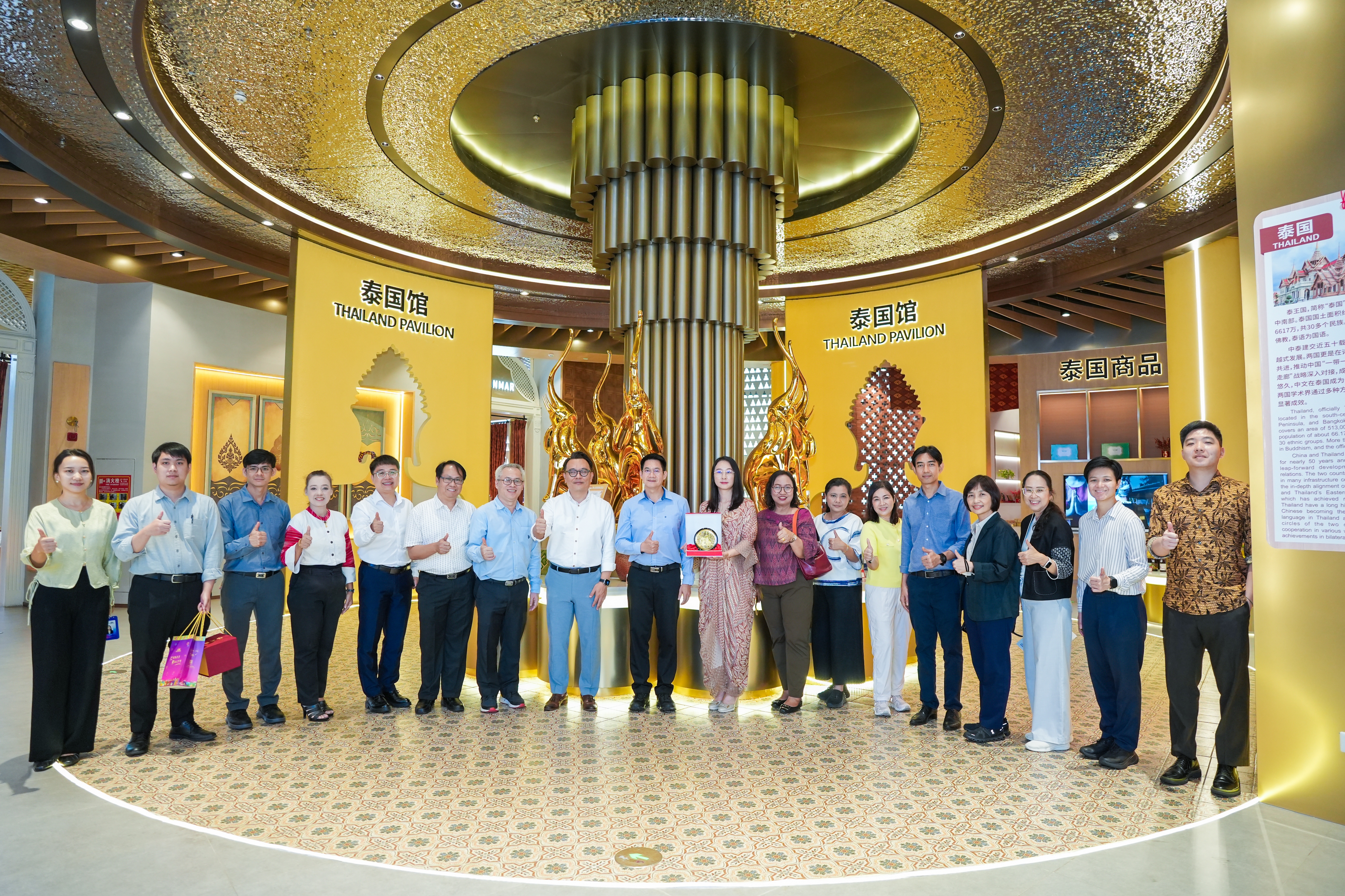 泰北經(jīng)濟(jì)領(lǐng)域公務(wù)員代表團(tuán)一行到中新物流園、匯聚中心參觀(guān)考察