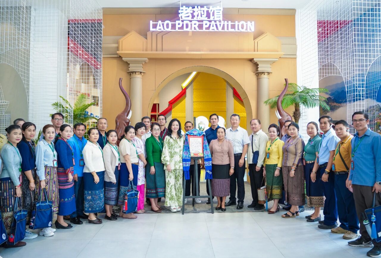 老撾建國(guó)陣線(xiàn)中央副主席、紀(jì)委書(shū)記希帕占&middot;南塔馮薩率團(tuán)到中新物流園、匯聚中心參觀(guān)考察